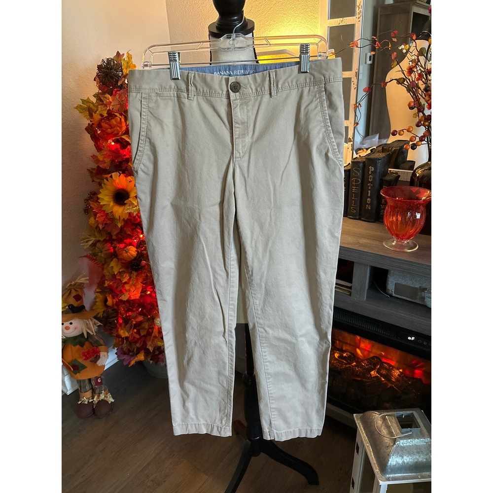 Banana Republic khaki straight leg pants size 6‎
